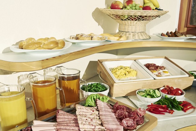Großes Frühstücksbuffet im Hotel Garni Lärchenhof