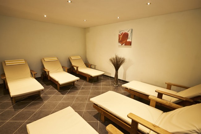 Ruheraum mit Wellnessliegen im Hotel Garni Lärchenhof